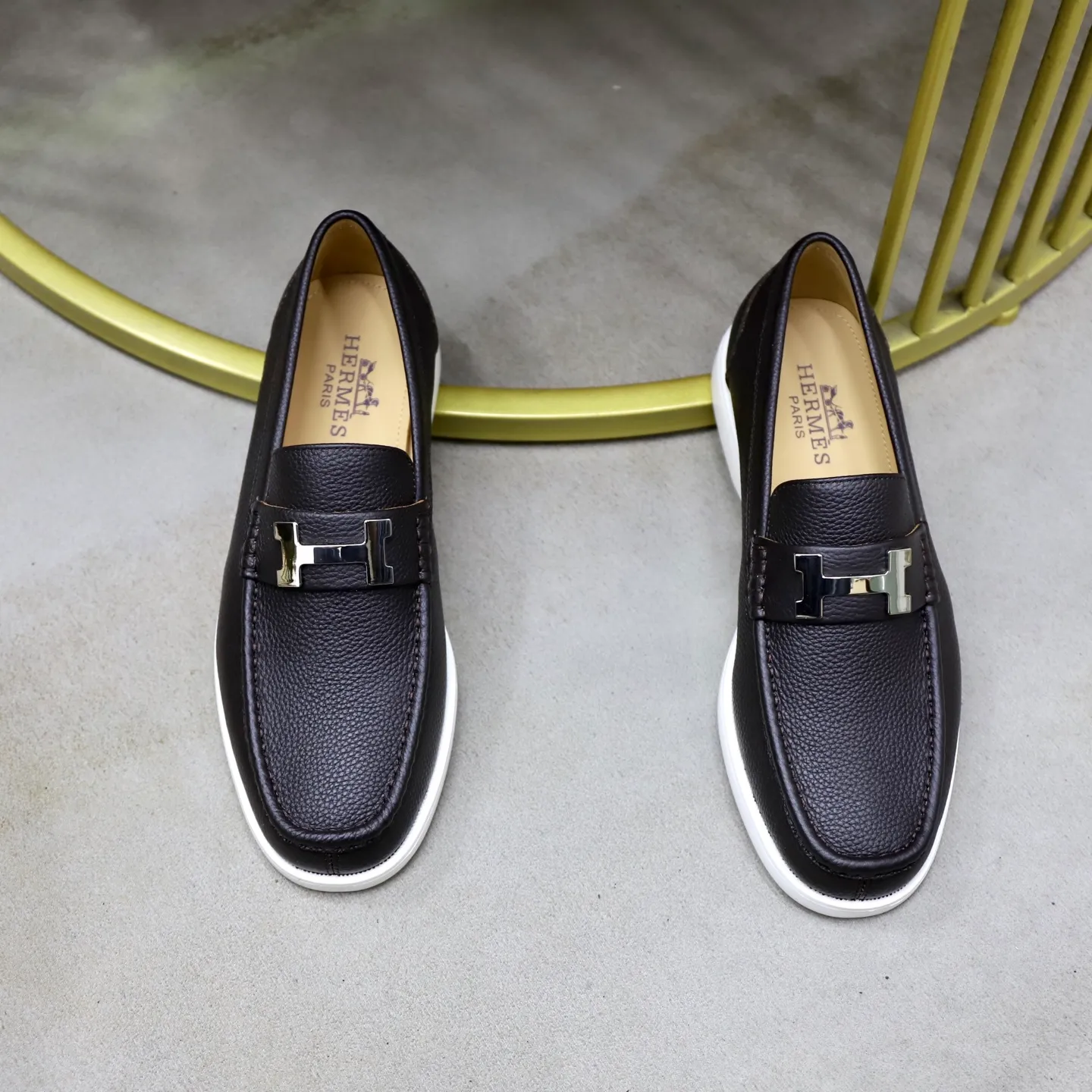 Ex-factory price: 560💰Hermès/Hermès slip-on men's shoes. This shoe is made of imported pebbled cowhide. It has simple and smooth lines and is combined with aerodynamically designed 3CM rubber foam ultra-light soles! Youthful and fashionable, classic H-shaped hardware buckle decoration, calf lining gently wraps the feet, with logo cowhide feet, casual and urban style, highlighting youthful vitality, sports and leisure version, super versatile, code number: 38-39-40-41-42-43-44 standard leather shoe size (45 can be customized but does not support returns)